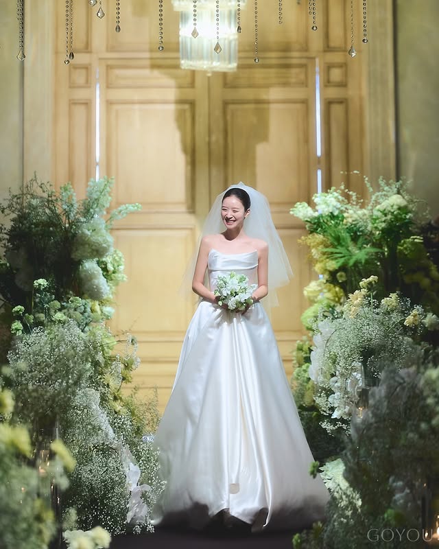 Kim Ji Young khiến dư luận dậy sóng khi một mình bước vào lễ đường. Ảnh: Instagram