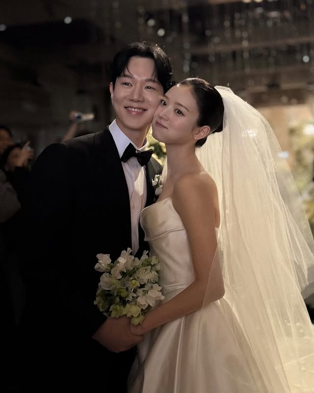 Hành động của nữ MC trong đám cưới gây ra tranh cãi kịch liệt. Ảnh: Instagram