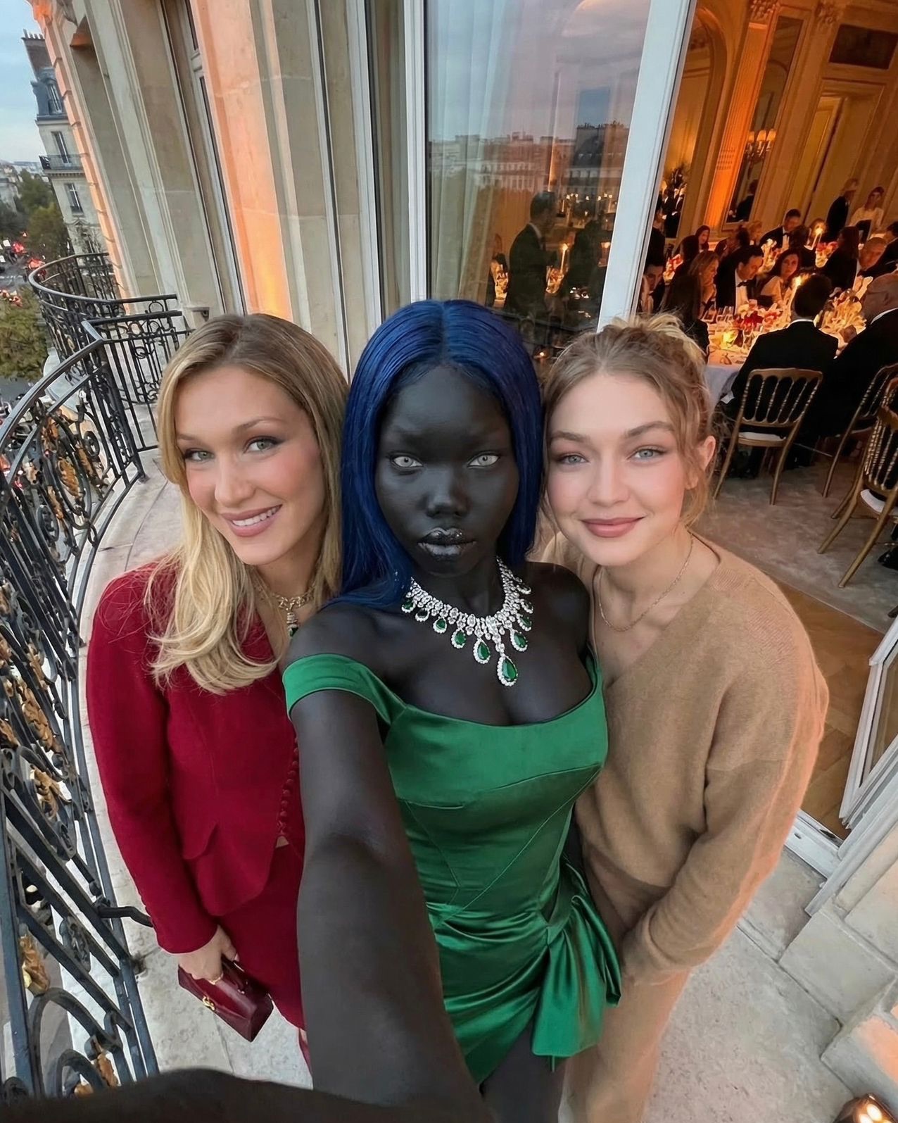 ...tiếp tục check-in với Gigi và Bella Hadid ở một bữa tiệc nào đó.