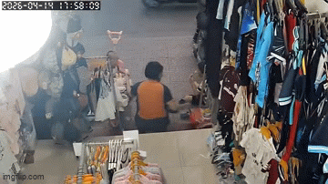 Clip gây phẫn nộ: Một thanh niên đá vào người phụ nữ đang trông con nhỏ