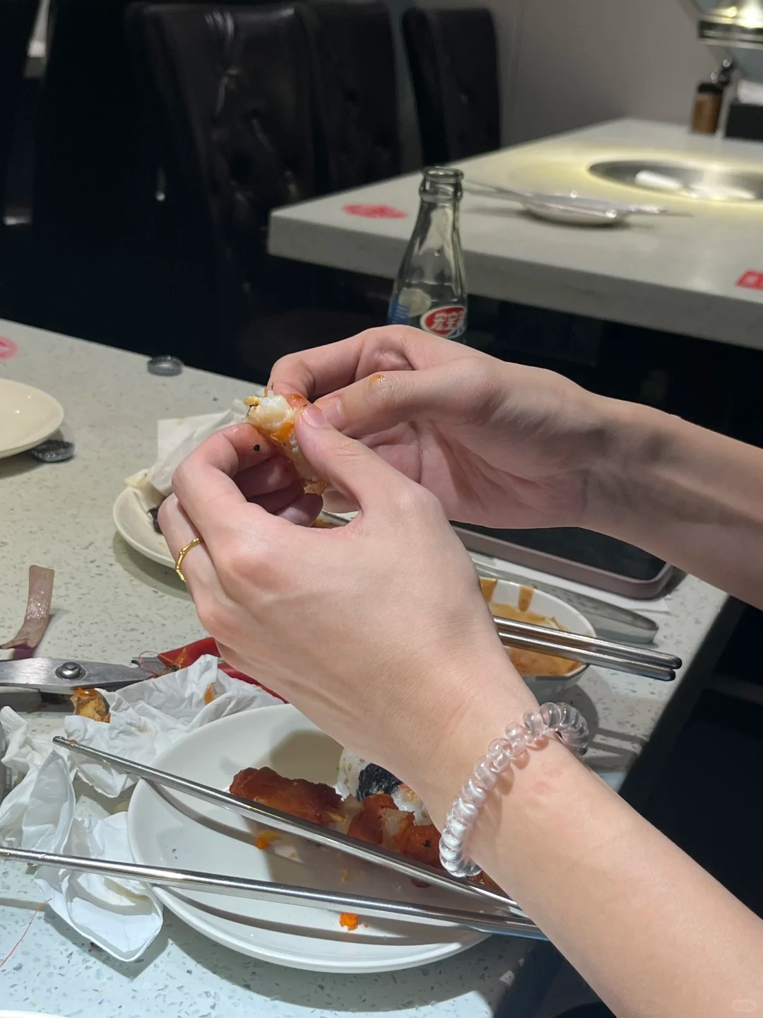 Nhiều người cho rằng việc phải dùng tay bóc tôm khi đang đi ăn tiệc là thiếu thanh lịch, tinh tế (Ảnh minh hoạ)