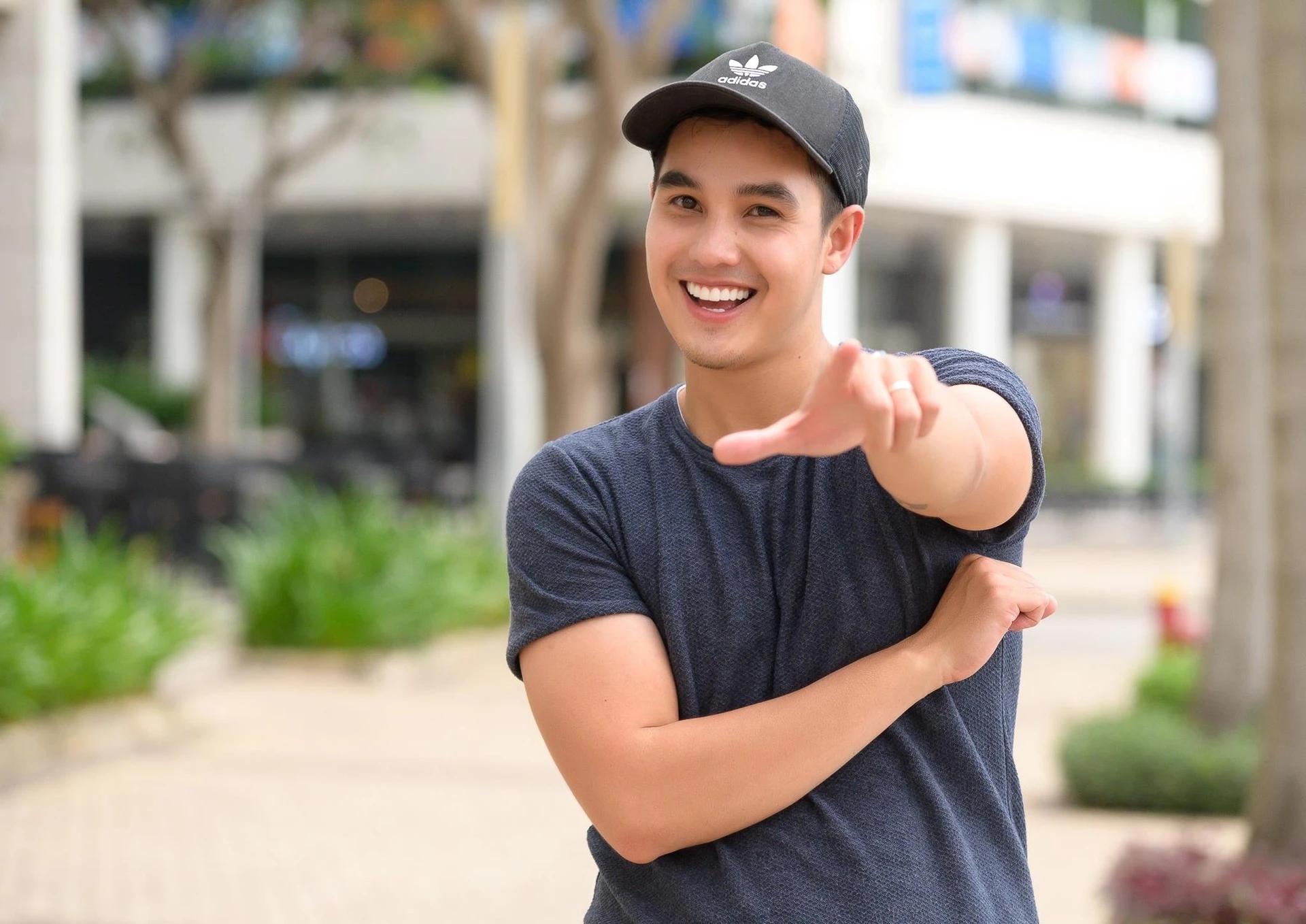 Trong phim, Baggio thường xuyên đảm nhận vai diễn bad boy bướng bỉnh bất trị