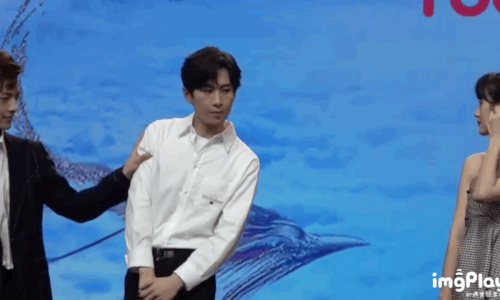  Gặp lại nhau trong buổi fan meeting sau khi phim đã lên sóng, Thành Nghị nhất quyết giữ khoảng cách với Viên Băng Nghiên. Khi được đồng nghiệp đẩy dồn vào vị trí chính giữa để chụp ảnh với Viên Băng Nghiên, Thành Nghị cau có, gượng gạo ra mặt. Ảnh: Sina.