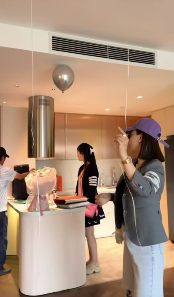 Sau khi vào Đại học, Hiền Mai được gia đình thưởng một căn chung cư riêng ở Hà Nội