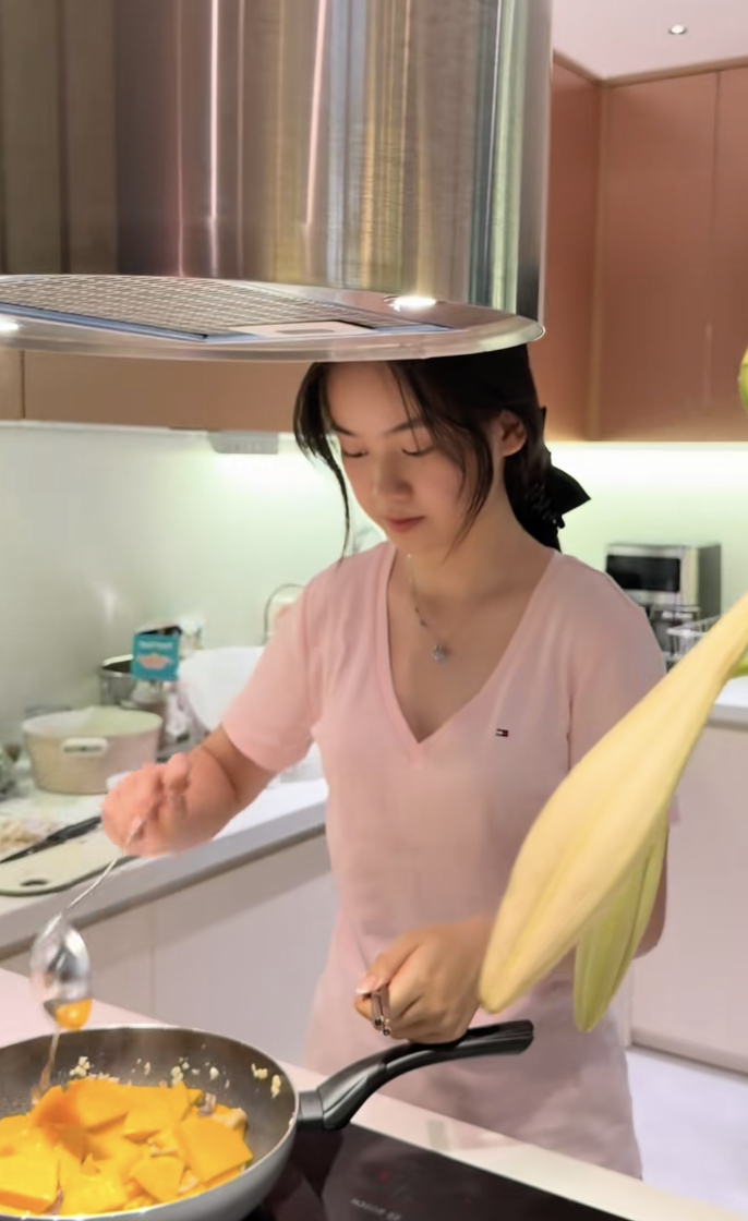 Cuộc sống sinh viên của Hiền Mai - thủ khoa khối A00 từng gây sốt: Ở căn hộ cao cấp, đang học lái ô tô, có cả trợ lý riêng?