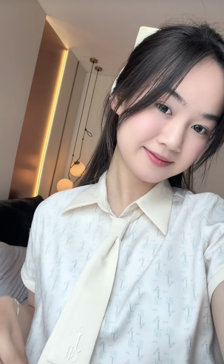 Cô bạn KOC, khoe tài nấu ăn, quay vlog, đi dạy học,...