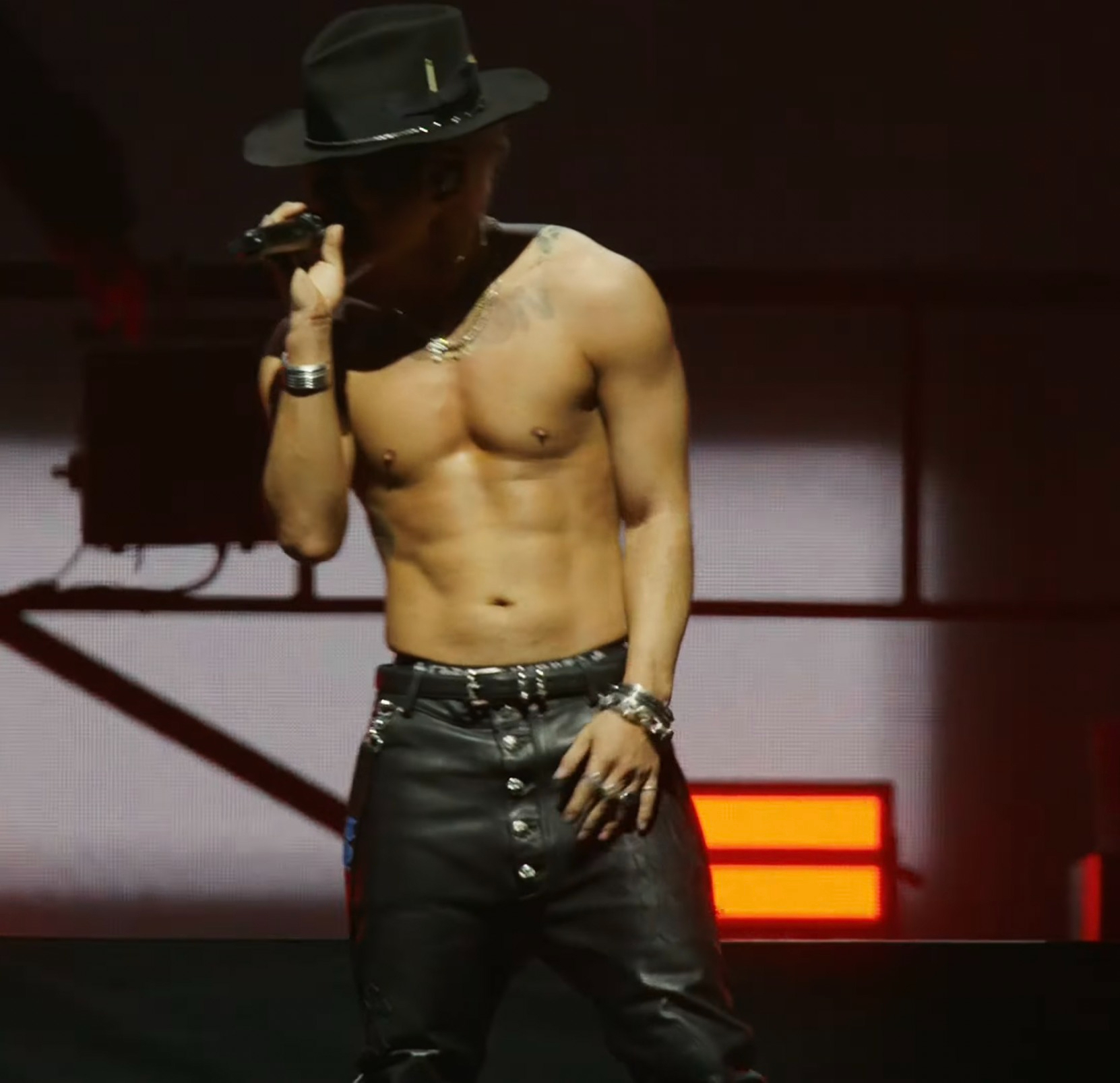   Body 6 múi “khét lẹt” của TAEYANG (Ảnh: X)  