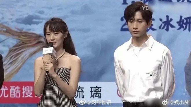 Đến khi phải đứng chung khung hình với Viên Băng Nghiên, mặt của Thành Nghị 