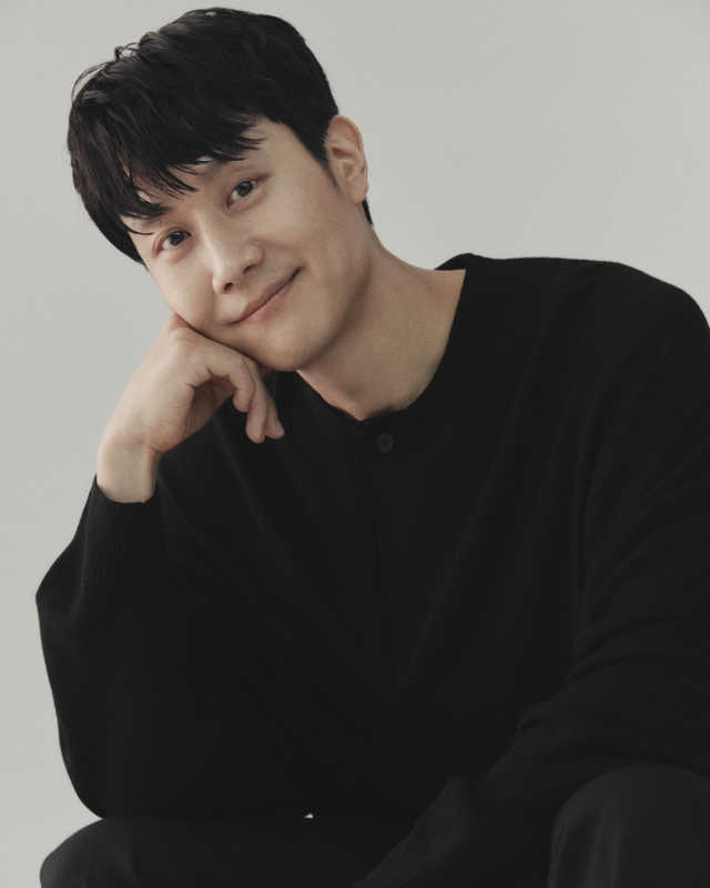 Anh là người tài năng, chăm chỉ và sống kín đáo. Ảnh: Koreaboo