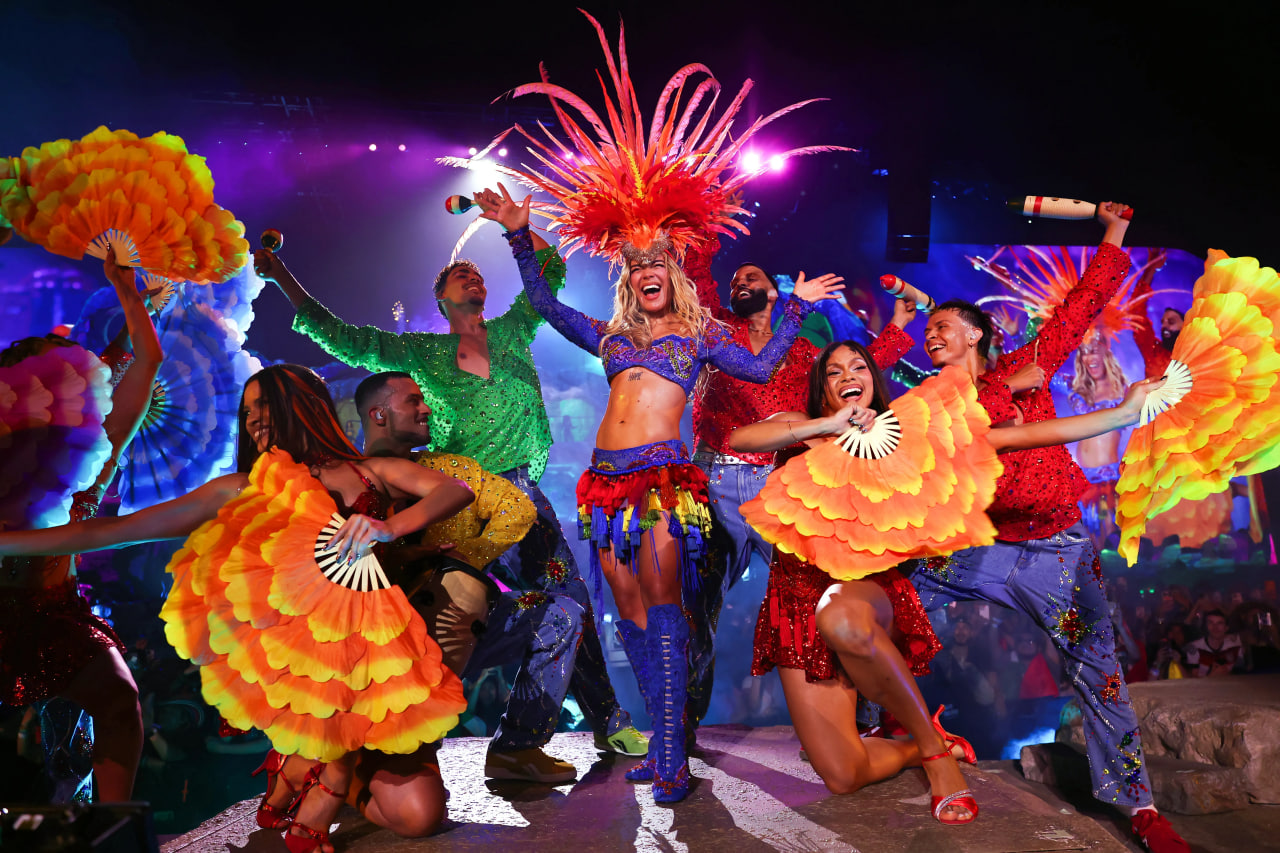 Hơn cả một sân khấu giải trí, Karol G mang đến một màn trình diễn mang đậm tính biểu tượng (Ảnh: X)