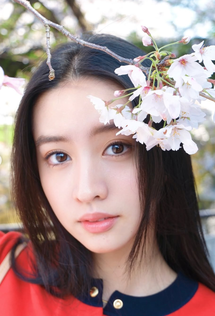 Koki thường xuyên xuất hiện với layout makeup tự nhiên và mái tóc đen dài óng ả. Ảnh: X 