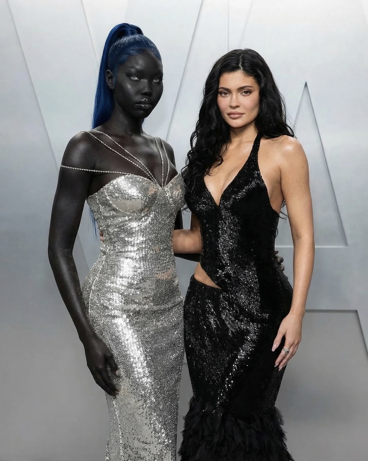 Cô mẫu này còn có ảnh chung với Kylie Jenner ở tiệc after party Oscar cùng Kylie Jenner...