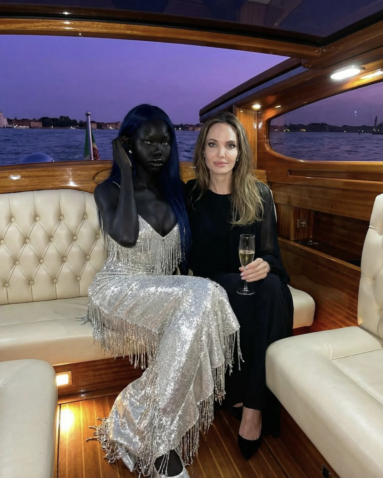 ...đi du thuyền cùng Angelina Jolie...