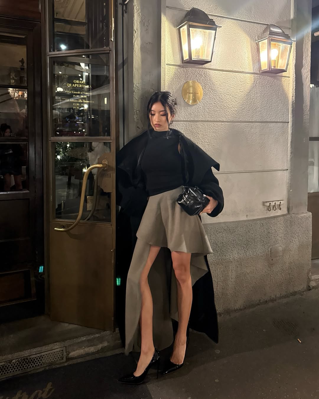 Ảnh gái xinh mặc đơn giản thả dáng trên bãi cỏ nhận hơn 50 ngàn tim, xem profile còn đỉnh hơn nữa