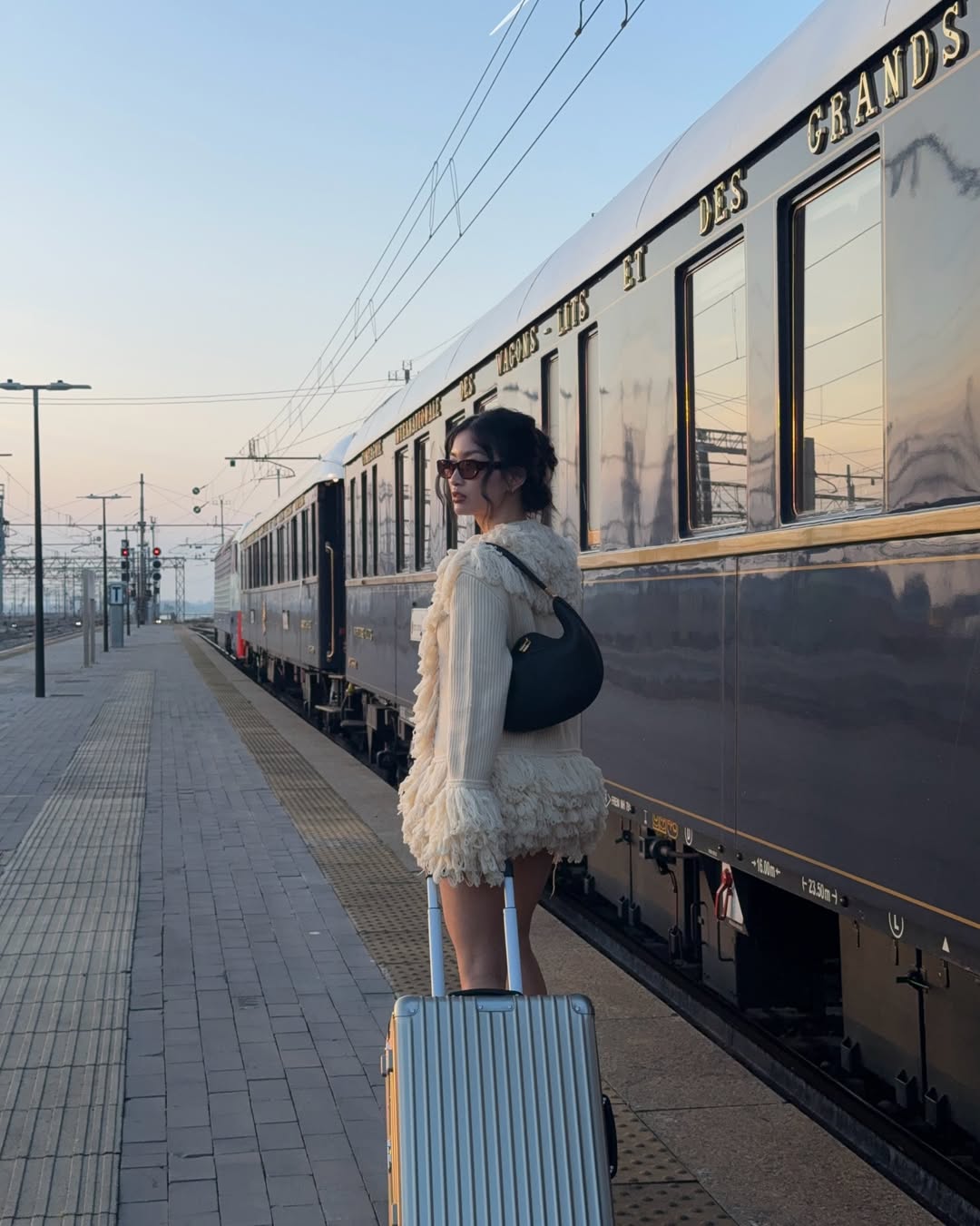 Ảnh gái xinh mặc đơn giản thả dáng trên bãi cỏ nhận hơn 50 ngàn tim, xem profile còn đỉnh hơn nữa