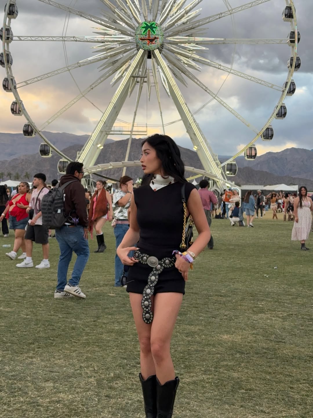 Ảnh gái xinh mặc đơn giản thả dáng trên bãi cỏ nhận hơn 50 ngàn tim, xem profile còn đỉnh hơn nữa