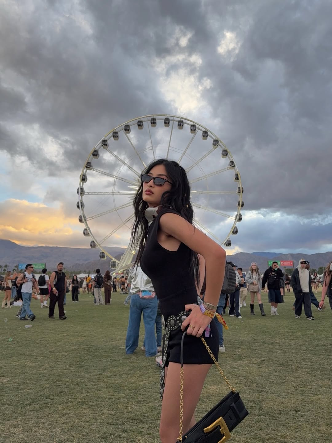 Một outfit khác mà Thanya diện để tham gia Coachella