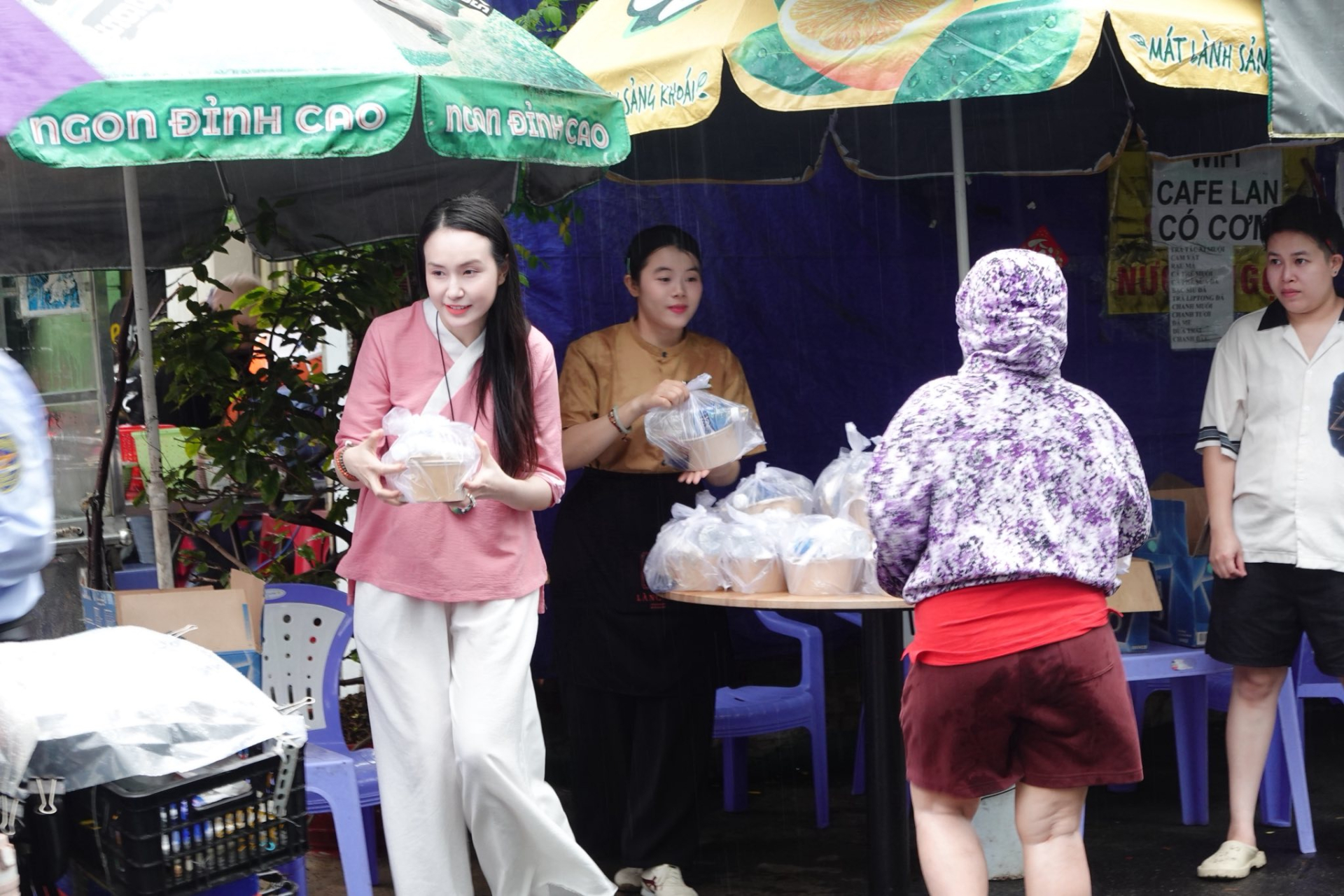 Bà xã Tuấn Hưng trao tặng suất ăn miễn phí cho những hoàn cảnh khó khăn quanh khu vực vào ngày 14 và 30 âm lịch