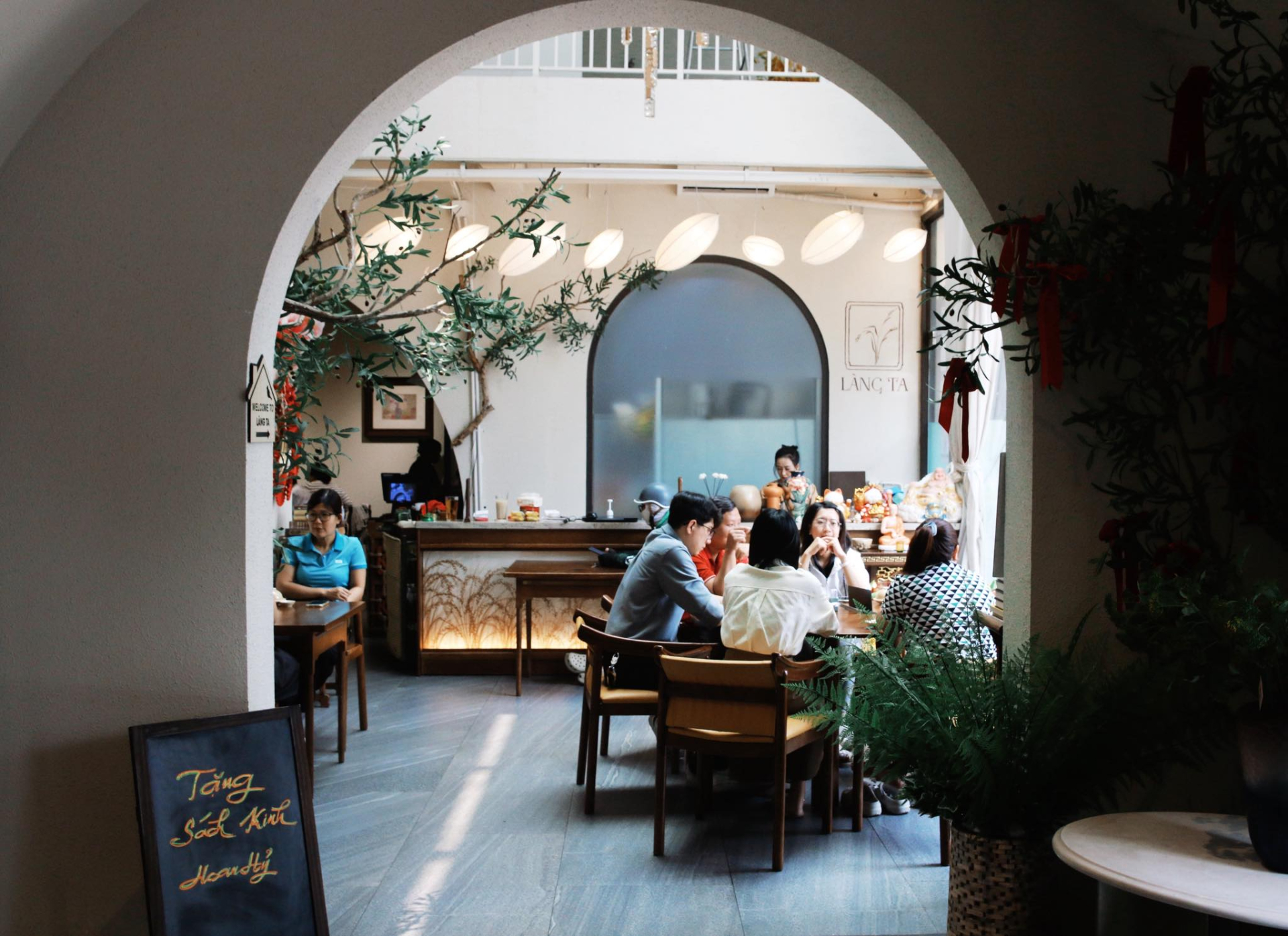 Chuyện gì xảy ra với nhà hàng chay của Tuấn Hưng và Hương Baby?