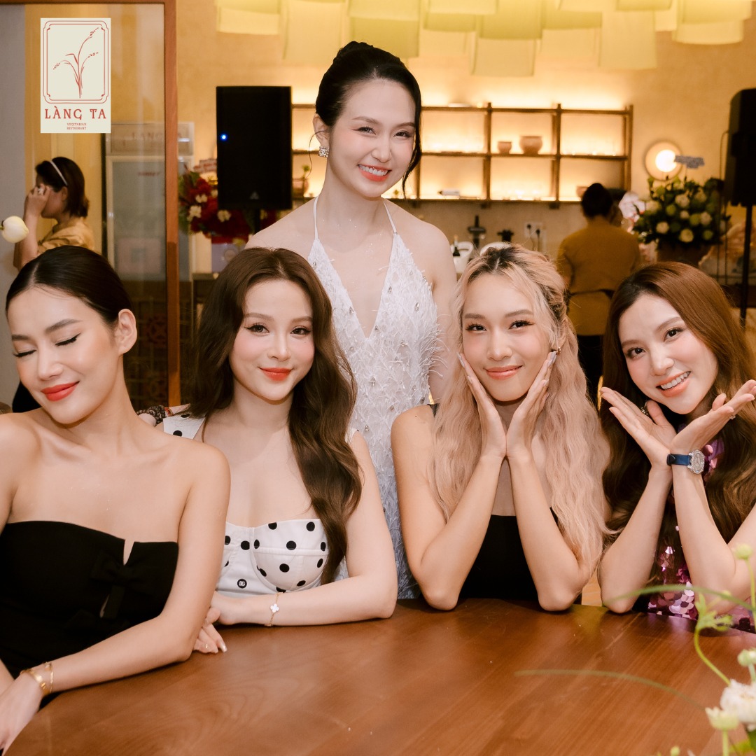 Dàn hot girl đình đám như Huyền Baby, Emily, Hạnh Sino, Linh Rin,... cùng rất nhiều anh tài đến chúc mừng khai trương nhà hàng của vợ chồng Tuấn Hưng - Hương Baby