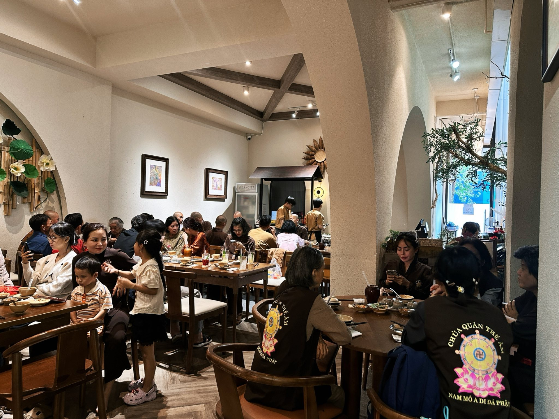 Chuyện gì xảy ra với nhà hàng chay của Tuấn Hưng và Hương Baby?