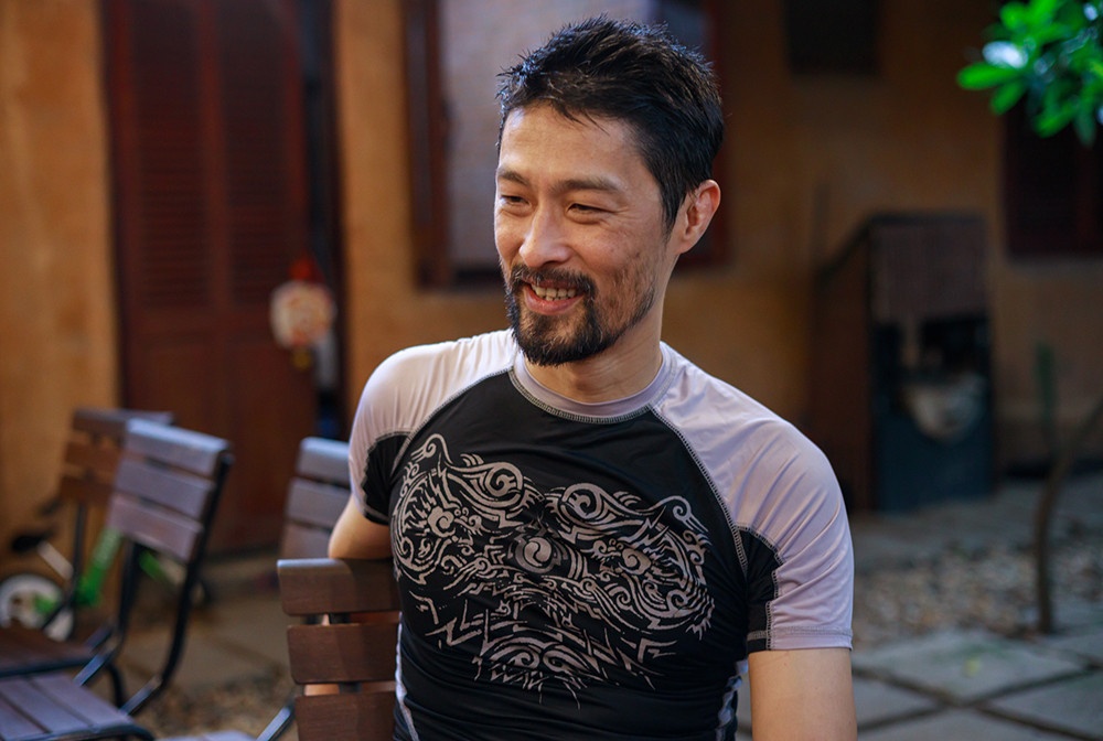 Diện mạo xuề xòa trước đó của Johnny Trí Nguyễn