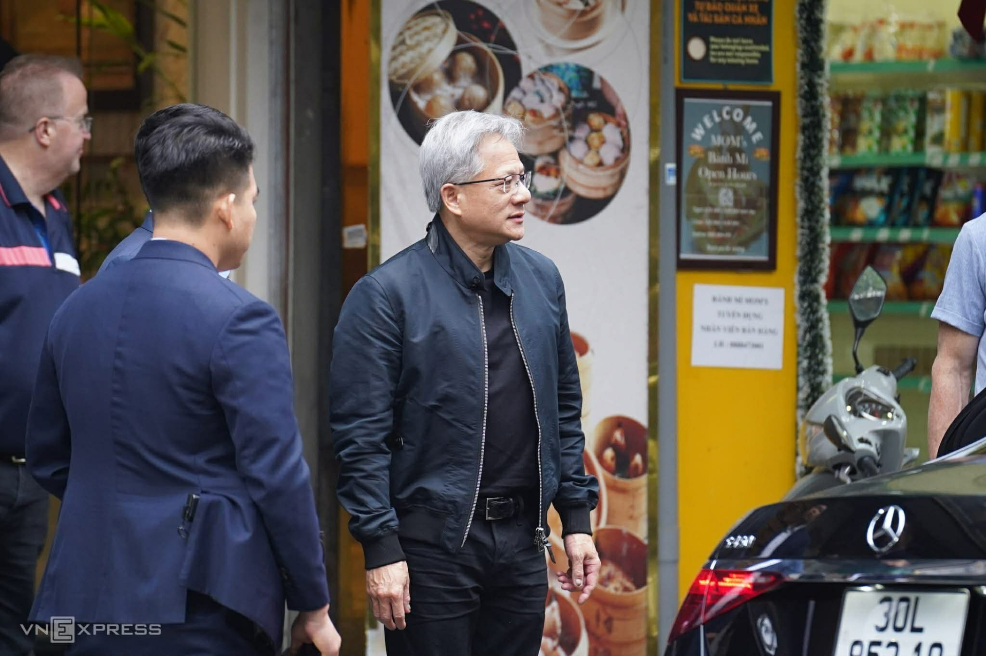   Tháng 12/2024, CEO NVIDIA thưởng thức phở tại Bát Đàn, một trong những con phố bán phở lâu đời và nổi tiếng tại Hà Nội.  Ảnh: VnExpress  