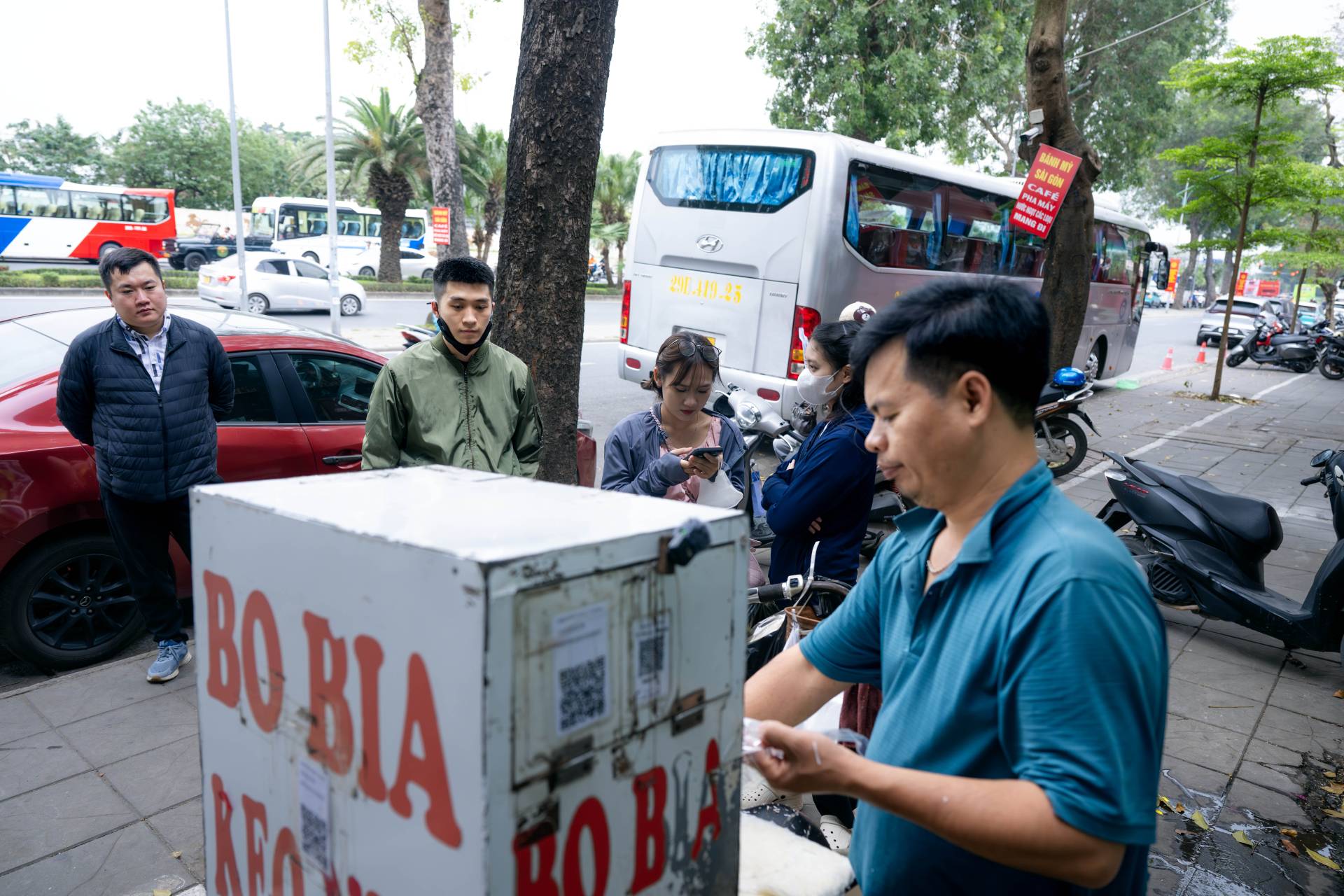 Anh bán bò bía bí ẩn nhất Hà Nội đổi địa điểm kinh doanh, chia sẻ thêm về cuộc sống trước đây