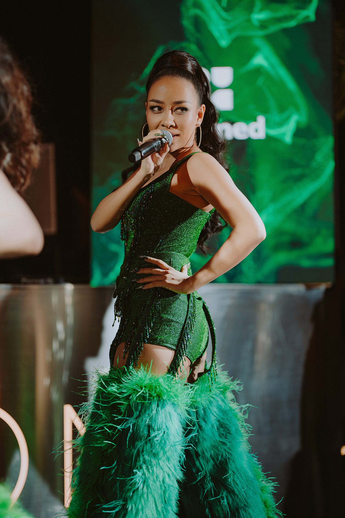 Nữ ca sĩ đang có cuộc sống hạnh phúc bên bạn trai người Mỹ. Ảnh: FBNV