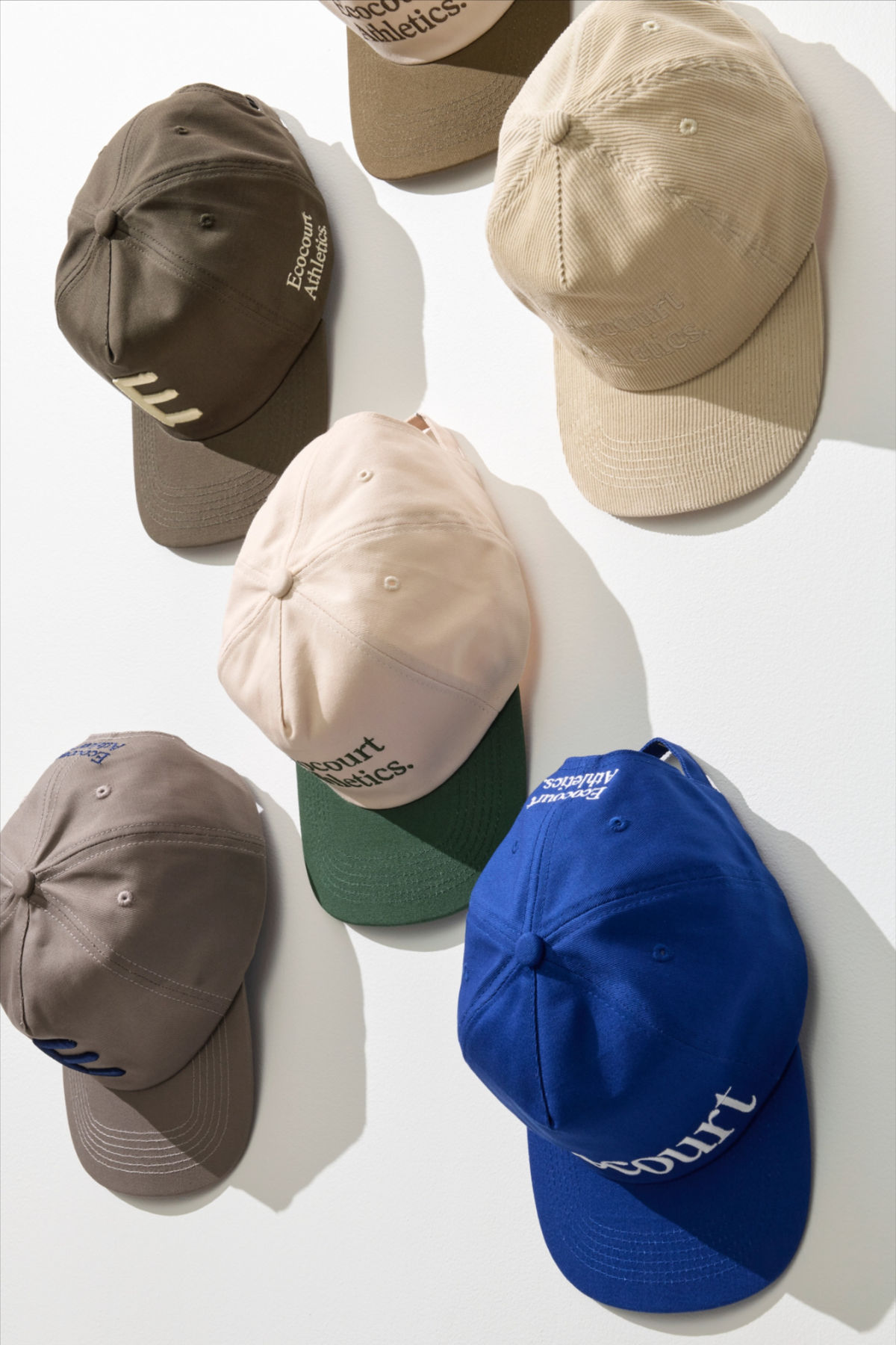 Cơn sốt mũ lưỡi trai vành xanh: Bạn có thể không biết đây là trend nhưng chắc chắn đã từng nhìn thấy chúng