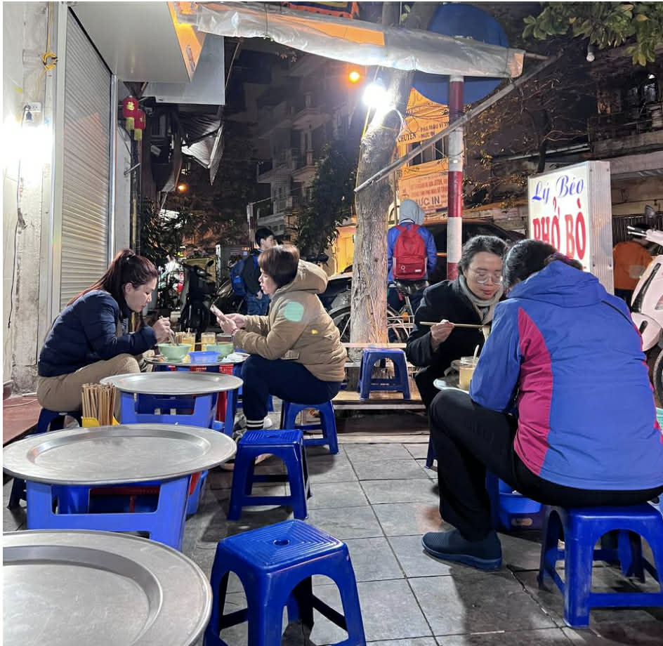   Phở Lý Béo được mở từ năm 1993, gây ấn tượng với thực khách khi được đặt trên chiếc mâm nhôm  