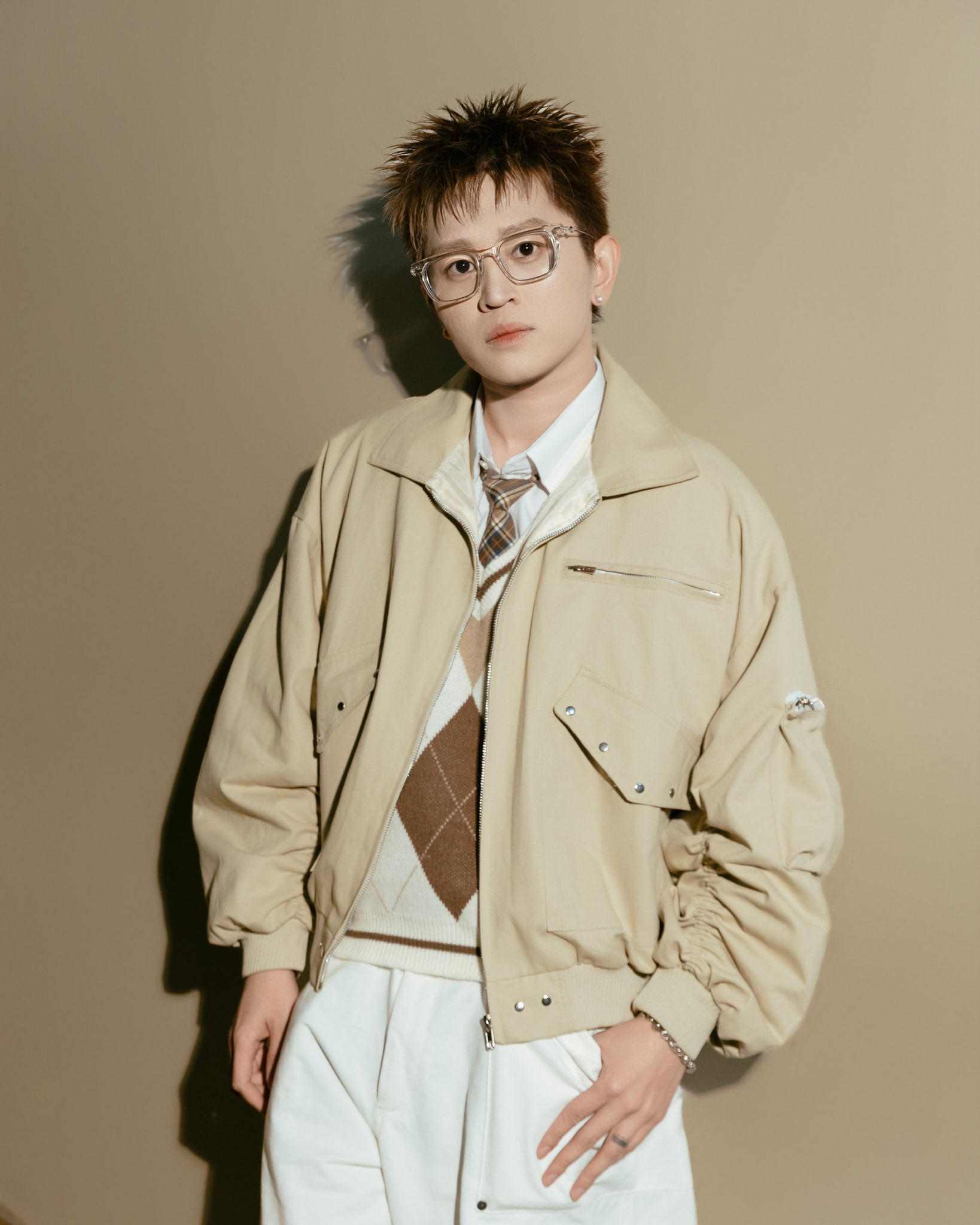   Dù đã lên tiếng xin lỗi, B Ray vẫn đang đối mặt với áp lực dư luận nặng nề. Ảnh: FBNV  