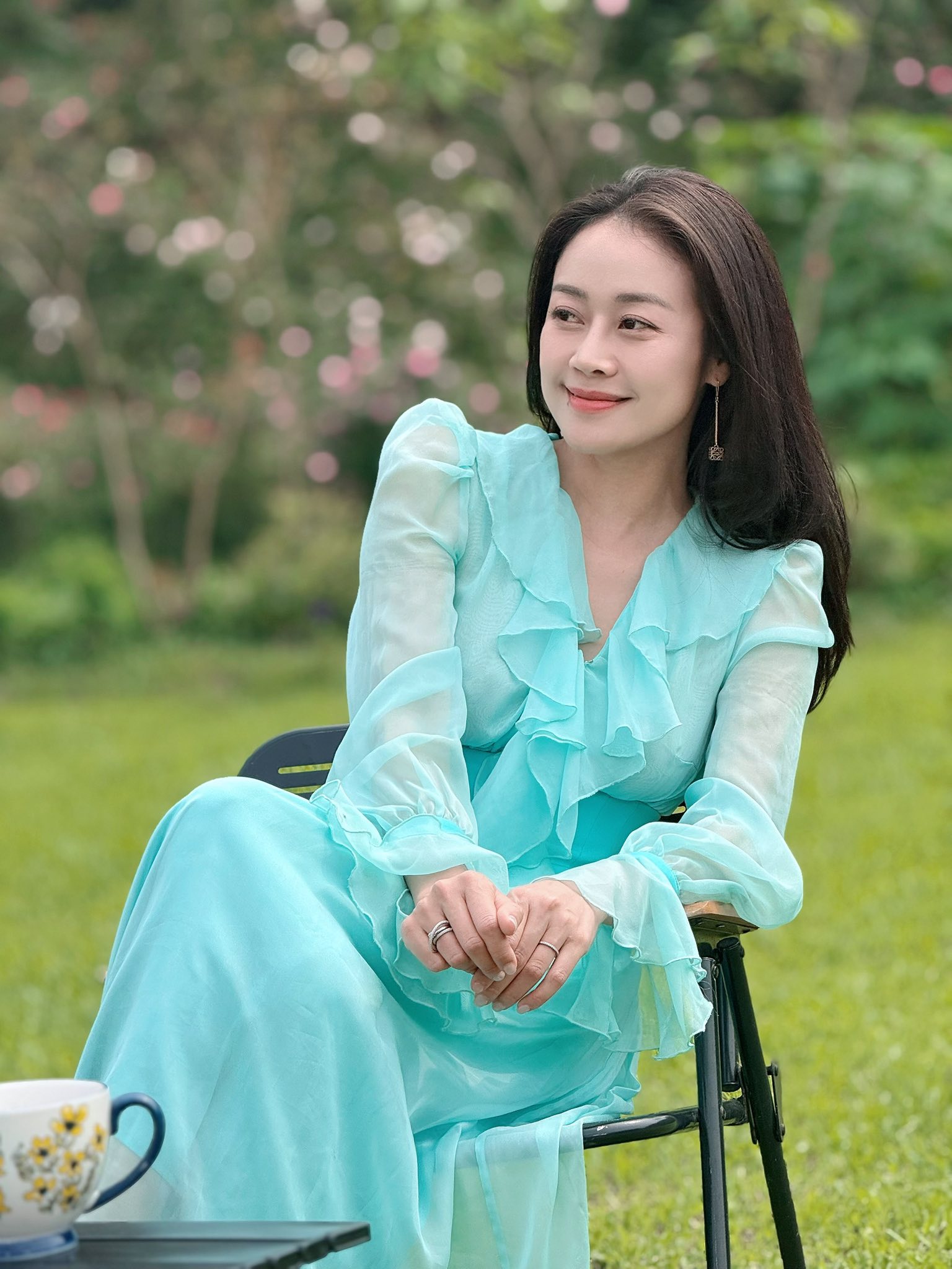 Ở tuổi 36, Phí Linh vẫn giữ được vẻ ngoài xinh đẹp, cuốn hút