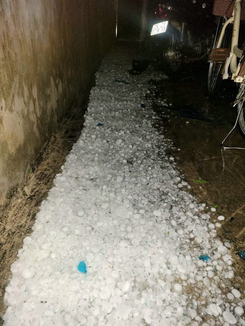 1 tỉnh xuất hiện mưa đá to như nắm tay, dội xuống ầm ầm trong đêm