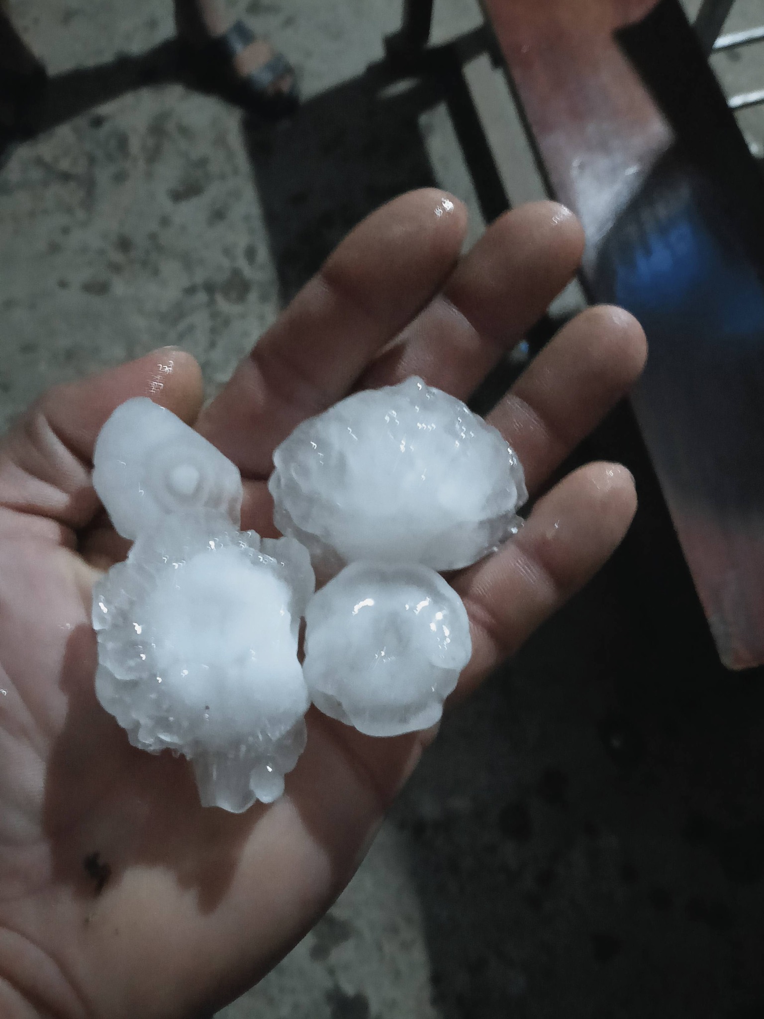 Hình ảnh mưa đá được người dân chia sẻ lên mạng xã hội