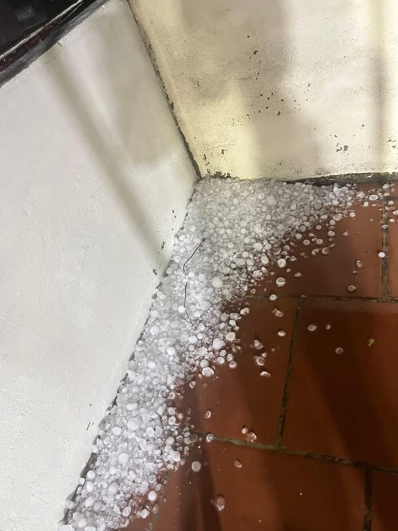 1 tỉnh xuất hiện mưa đá to như nắm tay, dội xuống ầm ầm trong đêm