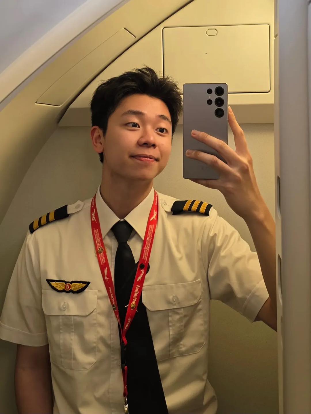 Cậu bạn bắt đầu nổi từ năm 2024 với hình ảnh phi công.