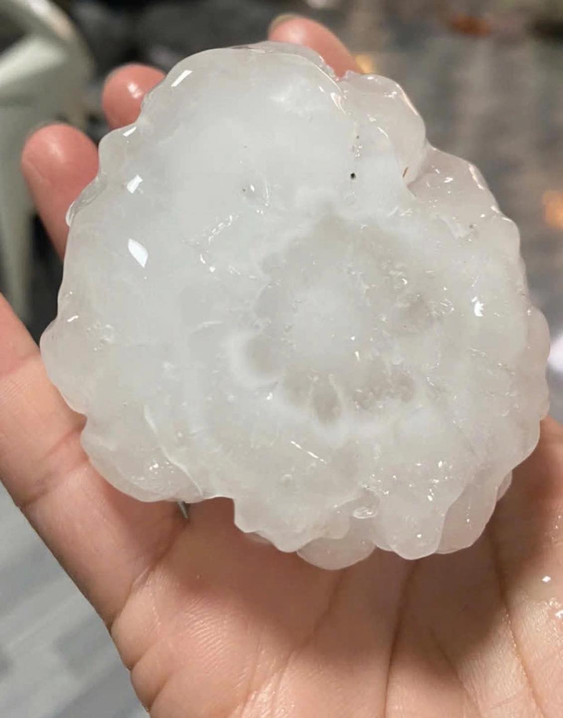 Kích thước viên đá to bằng nắm tay, đường kính 6-7cm trút xuống xã Bắc Hà