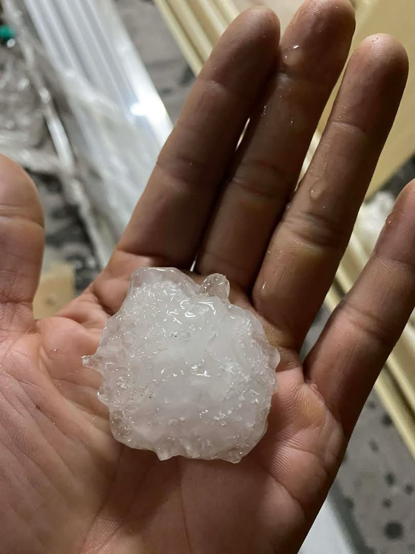 1 tỉnh xuất hiện mưa đá to như nắm tay, dội xuống ầm ầm trong đêm