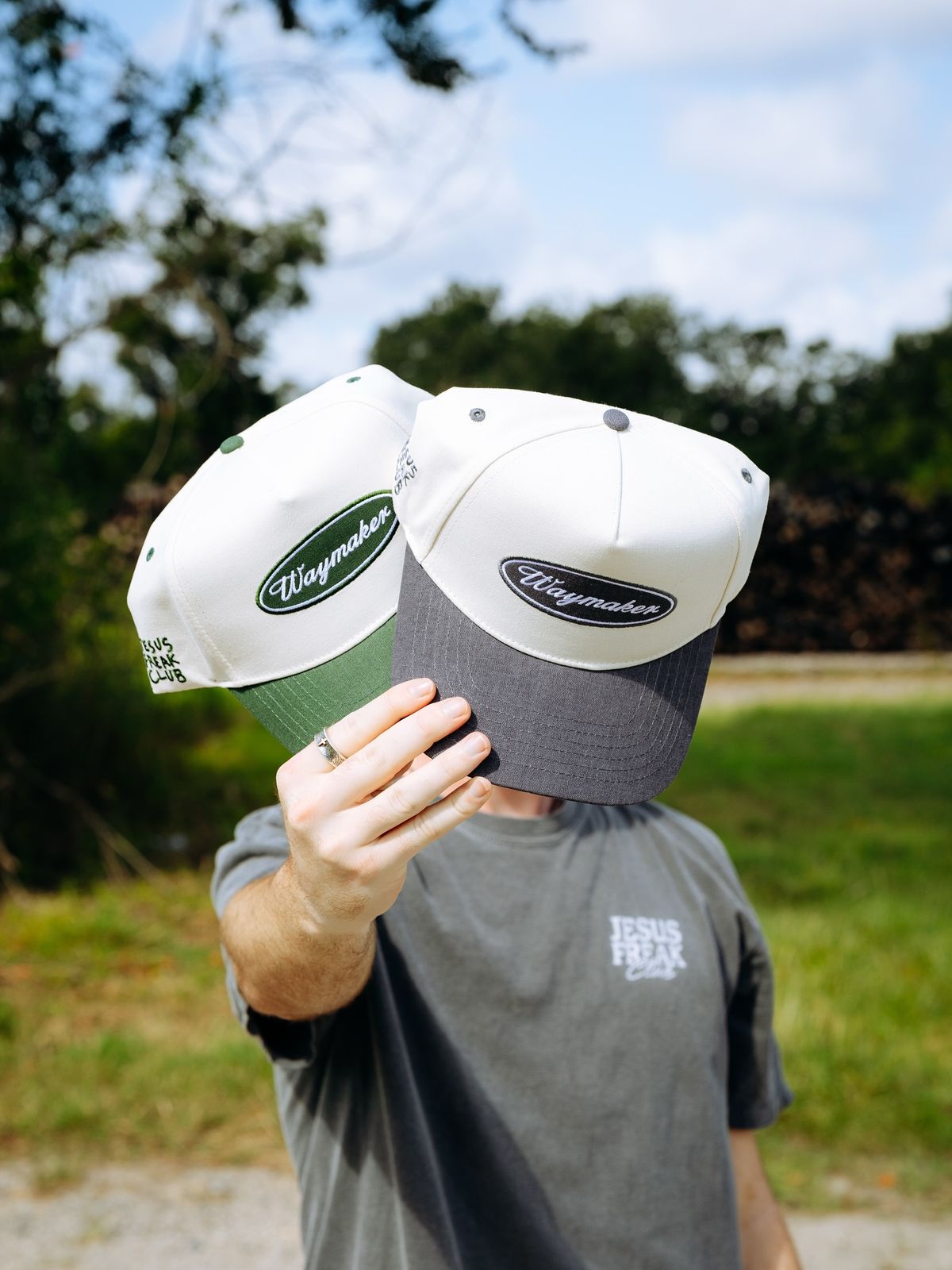 Cơn sốt mũ lưỡi trai vành xanh: Bạn có thể không biết đây là trend nhưng chắc chắn đã từng nhìn thấy chúng