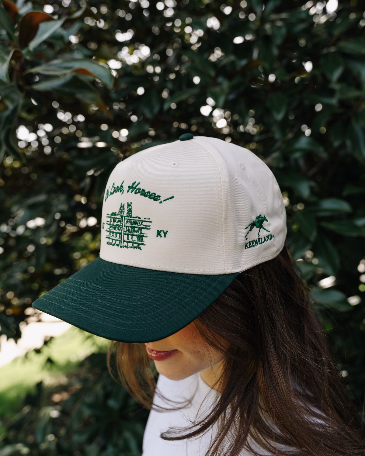 Cơn sốt mũ lưỡi trai vành xanh: Bạn có thể không biết đây là trend nhưng chắc chắn đã từng nhìn thấy chúng