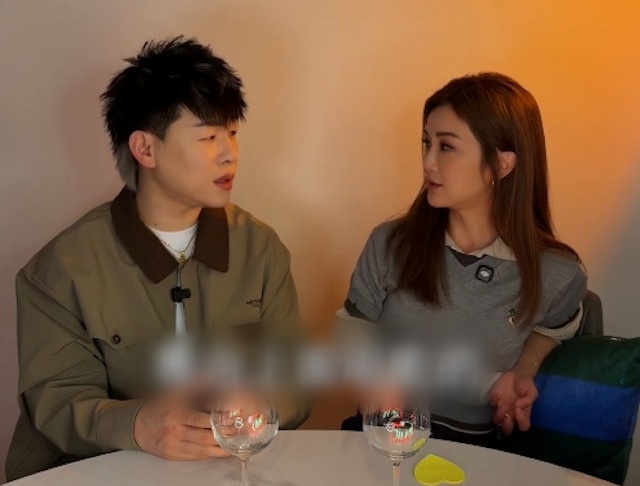 Trên talkshow của nam ca sĩ Hồ Ngạn Bân, Thái Trác Nghiên cho biết cô đã bị đột quỵ nhẹ mà không hề hay biết. Ảnh: HK01. 