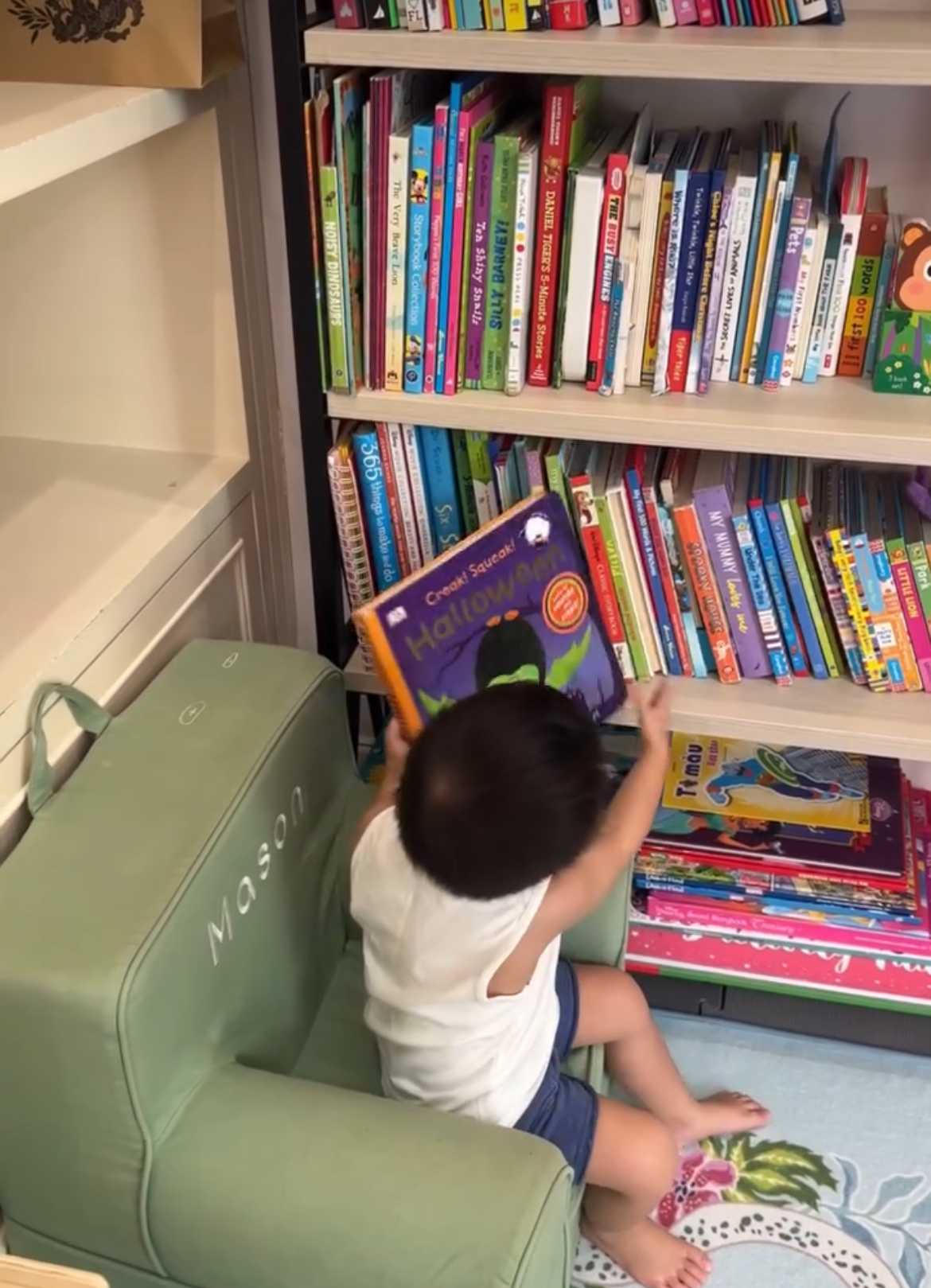 Như anh chị, Mason cũng được rèn kỹ năng đọc sách từ nhỏ