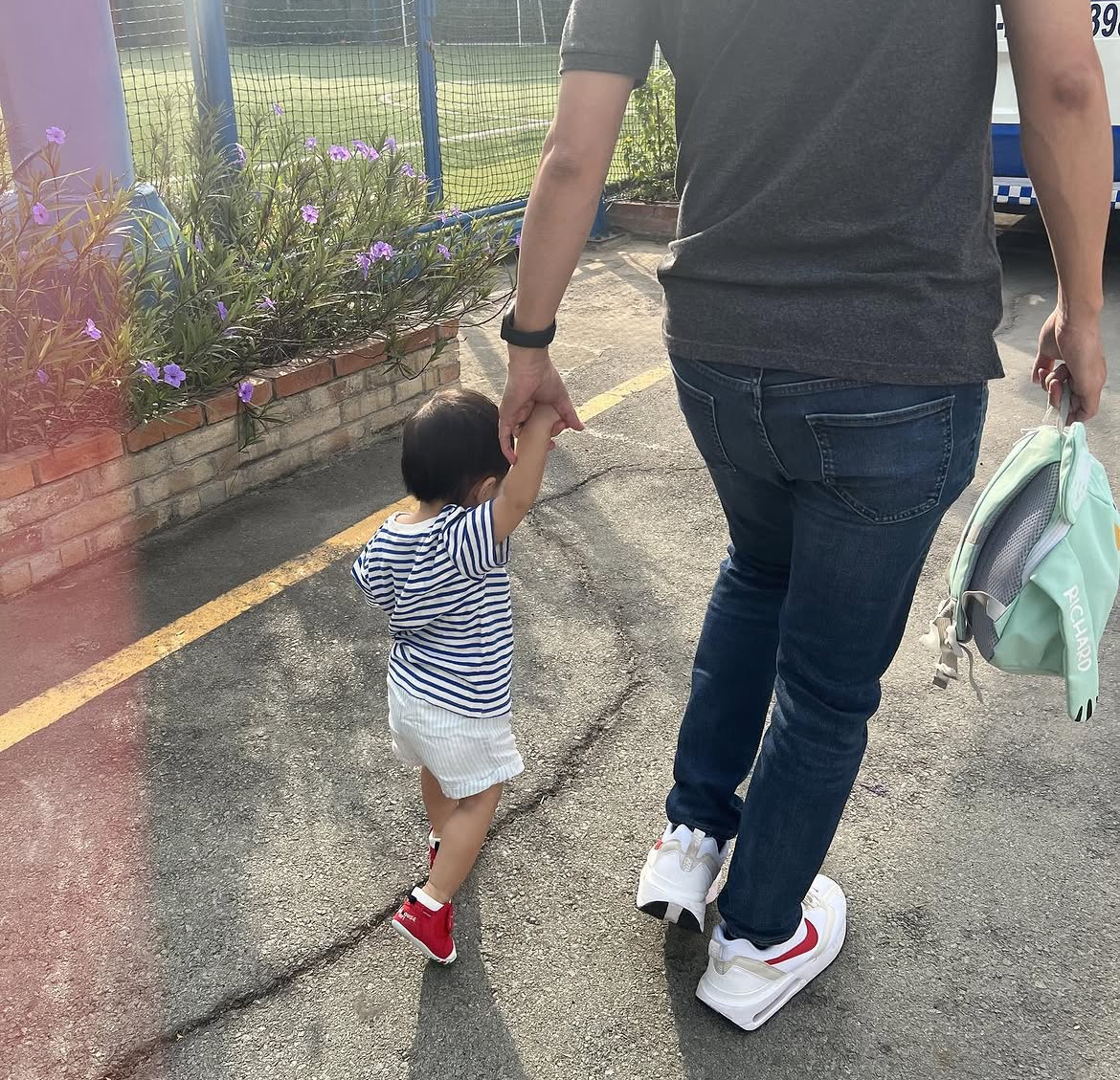 Khi con trai còn bé, Tăng Thanh Hà chỉ khoe ảnh phía sau lưng bé