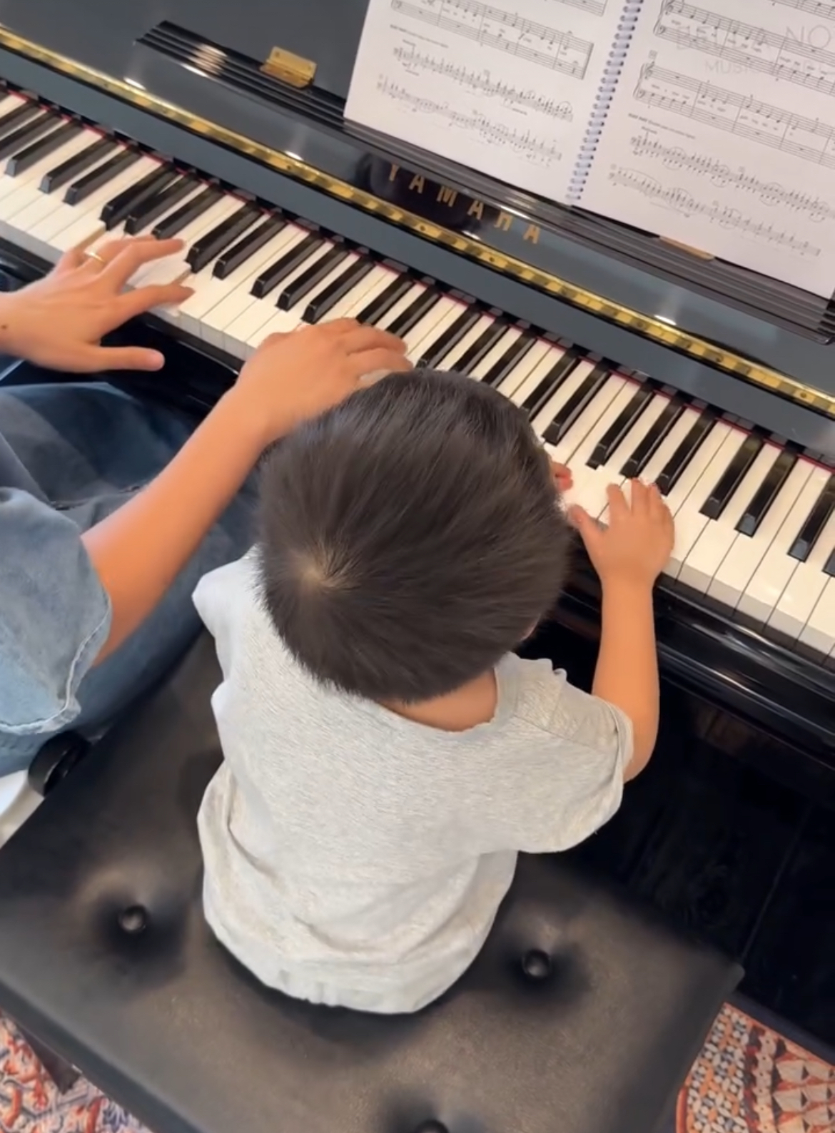 Qúy tử hào môn có sở thích đánh đàn khi còn nhỏ xíu