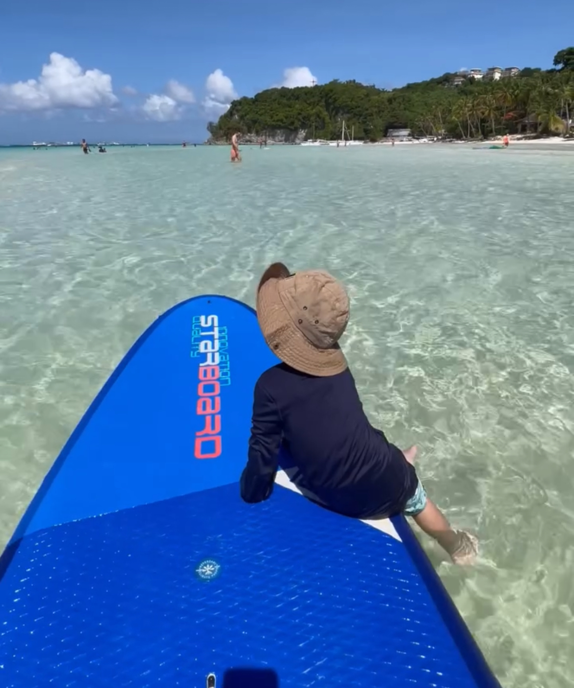 Cậu bé thích được đi du lịch