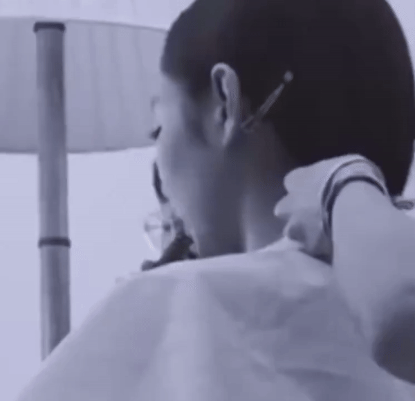 Jennie gặp rắc rối lớn sau khi lộ khoảnh khắc phì phèo thuốc lá điện tử hồi tháng 7/2024. Ảnh: Naver