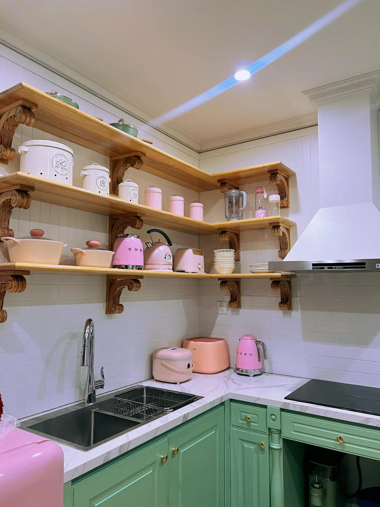 Gam màu chủ đạo hồng - xanh - trắng vừa nổi bật vừa đẹp mắt