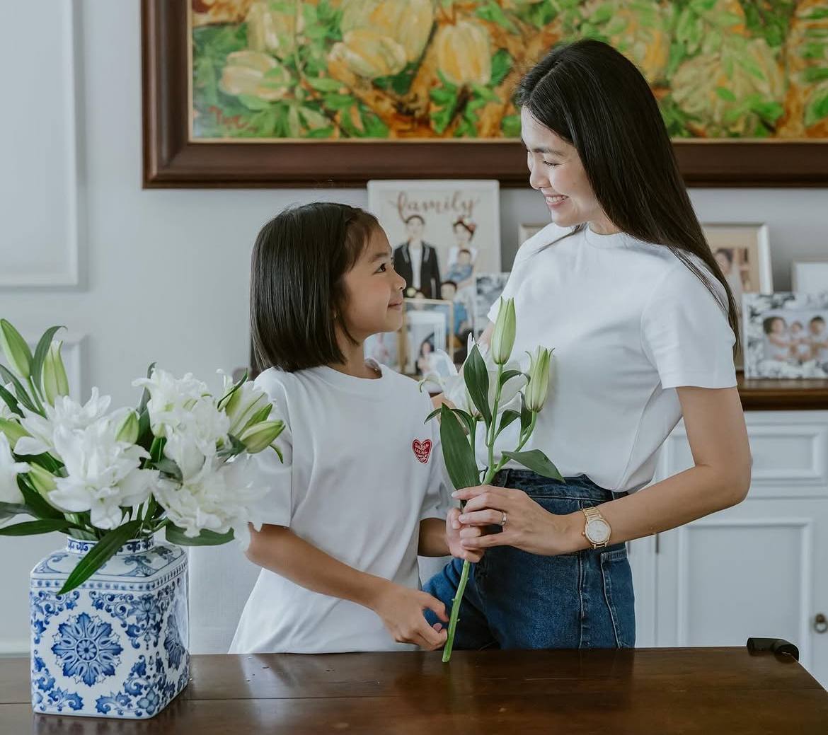 Bé gái nhà Tăng Thanh Hà xinh đẹp giống mẹ