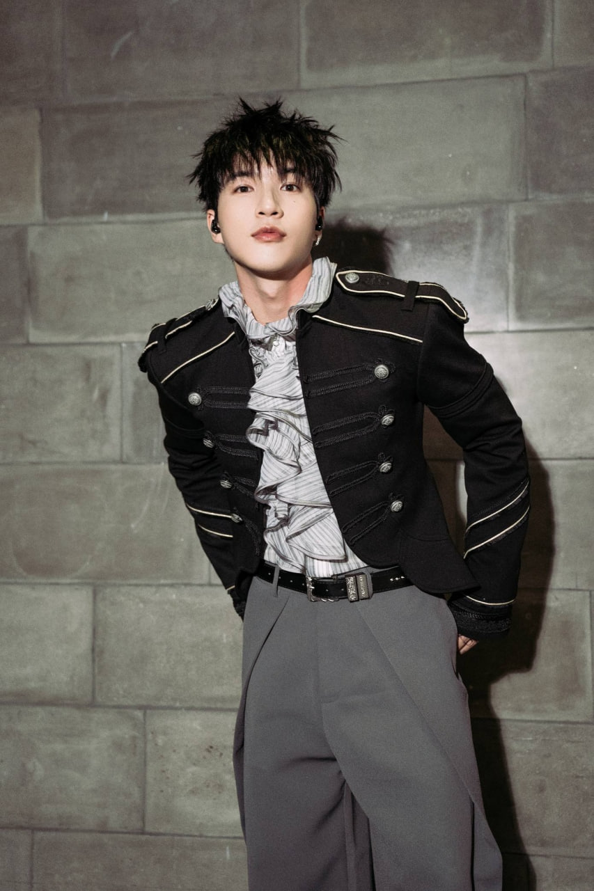 Người hâm mộ vẫn đang đếm ngược từng ngày, ngóng chờ lời xác nhận chính thức về thời điểm HIEUTHUHAI phát hành album (Ảnh: FBNV)